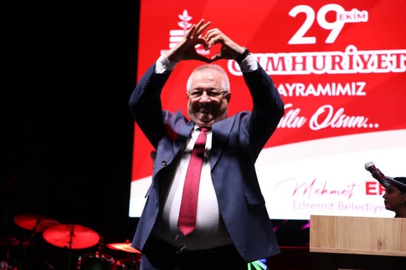 Edremit'te Cumhuriyet'in 102. Yılı Coşkuyla Kutlandı