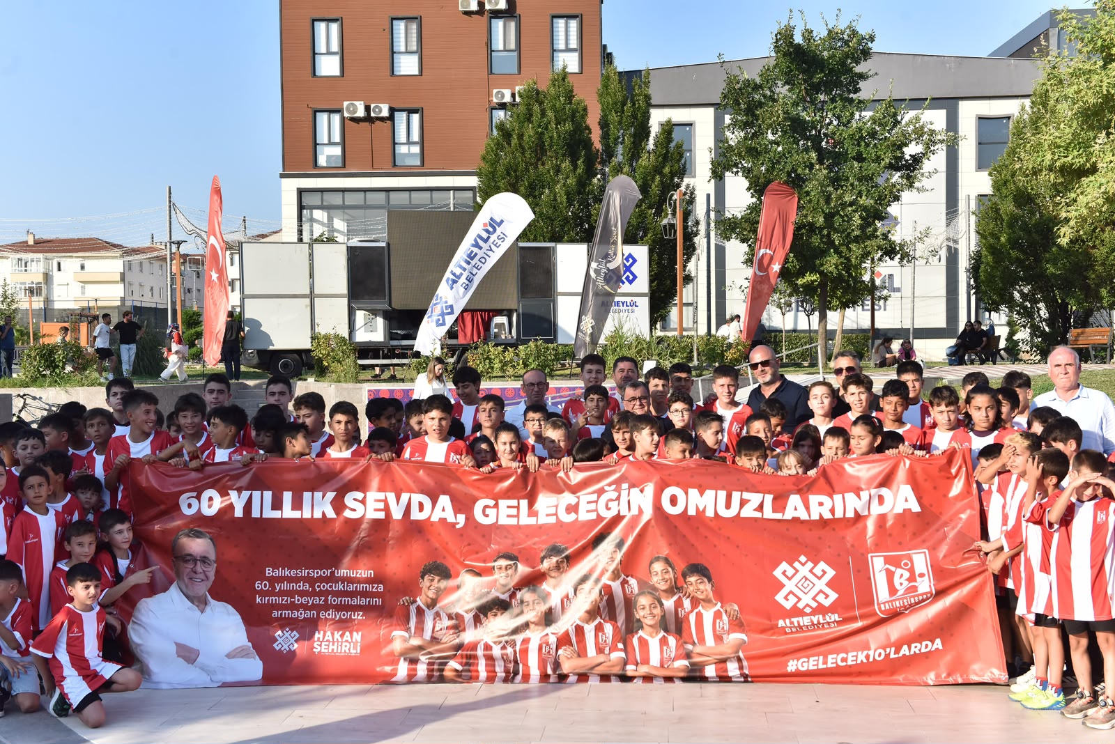 100 BİN FORMA KAMPANYASINDA ALTIEYLÜL’DEN ANLAMLI DESTEK